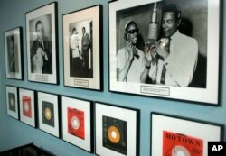 Deretan foto artis-artis Motown yang berjaya sekitar tahun 45-an, termasuk Marvin Gaye dan Stevie Wonder yang dipajang di galeri museum Motown di Detroit, dalm filte bertanggal 20 Januari 2006 ini. (Foto: dok).