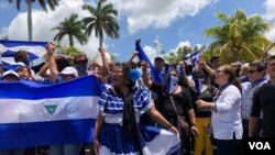 Canadá ha reducido la ayuda directa al gobierno en casi 20 millones de dólares, y el Parlamento Europeo aprobó en marzo una condena enérgica a Nicaragua por violaciones de los derechos humanos. 