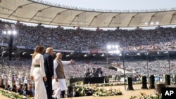 Predsednik i prva dama Amerike sa indijskim premijerom Narendrom Modijem na mitingu Namaste Tramp. 