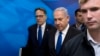 بنیامین نتانیاهو و یکی از وزرا وارد نشست هفتگی دولت اسرائیل می شوند.