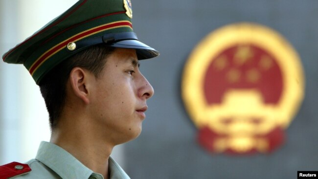 一名中国警察在北京一家法庭外站岗。（资料照片）