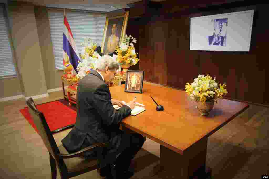 Secretary of State John Kerry signs the book of condolences for His Majesty King Bhumibol Adulyadej