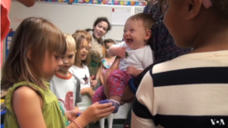 갓난아기 통해 '공감' 배우는 초등학생들