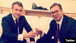 Predsednik Francuske Emanuel Makron i predsednik Srbije Aleksandar Vučić, u Parizu, 11. novembra 2019. (Foto: Tviter nalog Aleksandra Vučića)