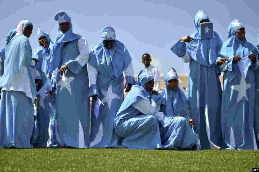 Phụ nữ trang điểm bằng cờ Somalia mừng Ngày Độc Lập của đất nước tại sân vận động Konis ở Mogadishu. Lễ mừng ngày hôm nay kỷ niệm 53 năm, kể từ khi miền Nam của Somalia giành được độc lập từ tay Italia và tham gia với miền Bắc Somaliland để thành lập Somalia.