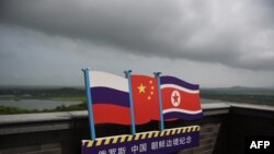 북한과 중국, 러시아 접경인 중국 지린성 훈춘에 세 나라 국기 모양 안내판이 붙어있다. 