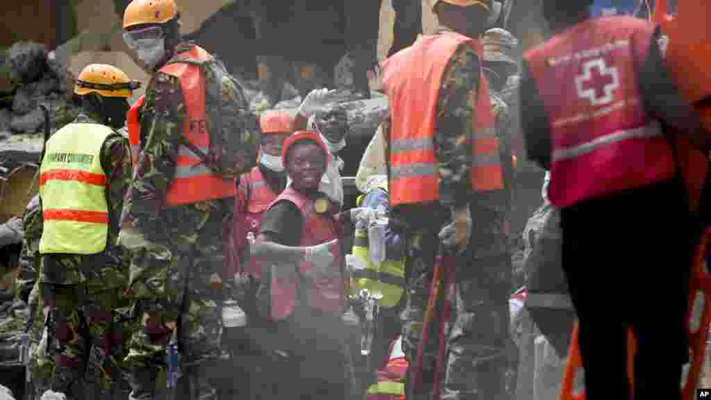 Les secouristes essaient de libérer une femme &nbsp;dans les décombres du bâtiment effondré a Nairobi , le 5 mai 2016 .