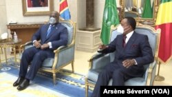 Le président de la RDC Félix Tshesekedi et son homologue de la République du Congo, Denis Sassou N'Guesso, ont conféré le 16 juillet 2020 à Brazzaville. (VOA/Arsène Séverin)