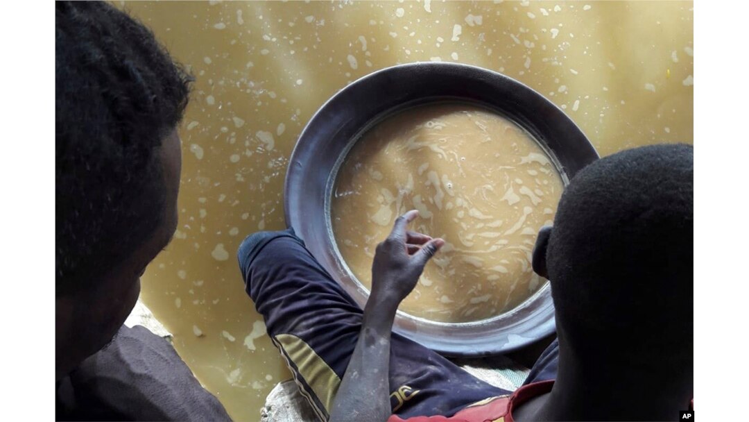 Pekerja anak menggunakan produk kimia seperti merkuri dan sianida, dekat Khartoum dan bandara internasional kota tersebut, 30 Agustus 2018. (Foto: Interpol via AP)