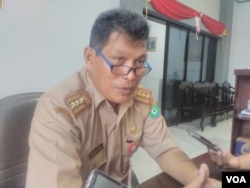 dr. Taufan Karwur Selaku Kepala Dinas Kesehatan Kabupaten Poso, memberikan penjelasan penanganan stunting di Kabupaten Poso. (Foto: VOA/Yoanes)