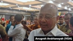 Wali Kota Medan Dzulmi Eldin diwawancarai wartawan usai Musyawarah Rencana Pembangunan (Musrenbang) di Hotel Emerald Garden, Medan, 13 Maret 2019. (Foto: Anugrah/VOA)