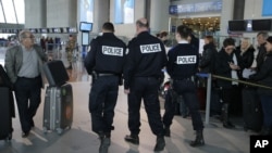 法國警方在尼斯機場加強保安﹐防範恐襲
