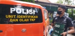 Polisi mengumpulkan barang bukti di Sekretariat Menwa UNS Solo terkait kematian peserta Diksar Menwa, pekan lalu. (Foto: VOA / Yudha Satriawan)