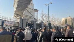 اعتراض معیشتی کارگران ساختمانی در مقابل مجلس در تهران