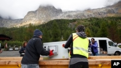 Trabajadores montan un radar para monitorear un glaciar en el lado italiano del Monte Blanco, en los Alpes, que amenaza con derrumbarse, lo que causaría daños a una zona turística.