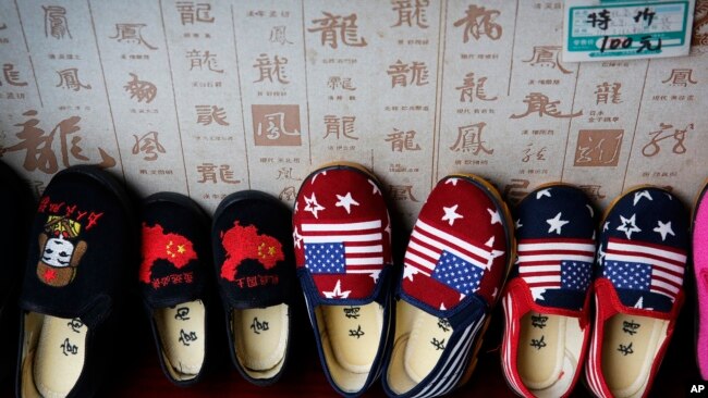 北京一家商店出售的有着中国地图和美国国旗图样的中国制造童鞋。（2018年7月13日）