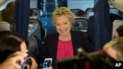 Ứng cử viên tổng thống Đảng Dân chủ Hillary Clinton phát biểu với giới truyền thông trên khoang máy bay của chiến dịch tranh cử ở sân bay Westchester, New York, ngày 27 tháng 9 năm 2016. 