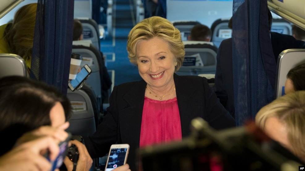 Bà Hillary Clinton phát biểu với giới truyền thông trên khoang máy bay của chiến dịch tranh cử ở sân bay Westchester, New York, ngày 27 tháng 9 năm 2016. 