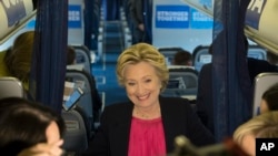 Demokratski predsednički kandidat Hilari Klinton razgovara sa novinarima na aerodromu u Vajt Plejnsu, 27. septembra 2016. 