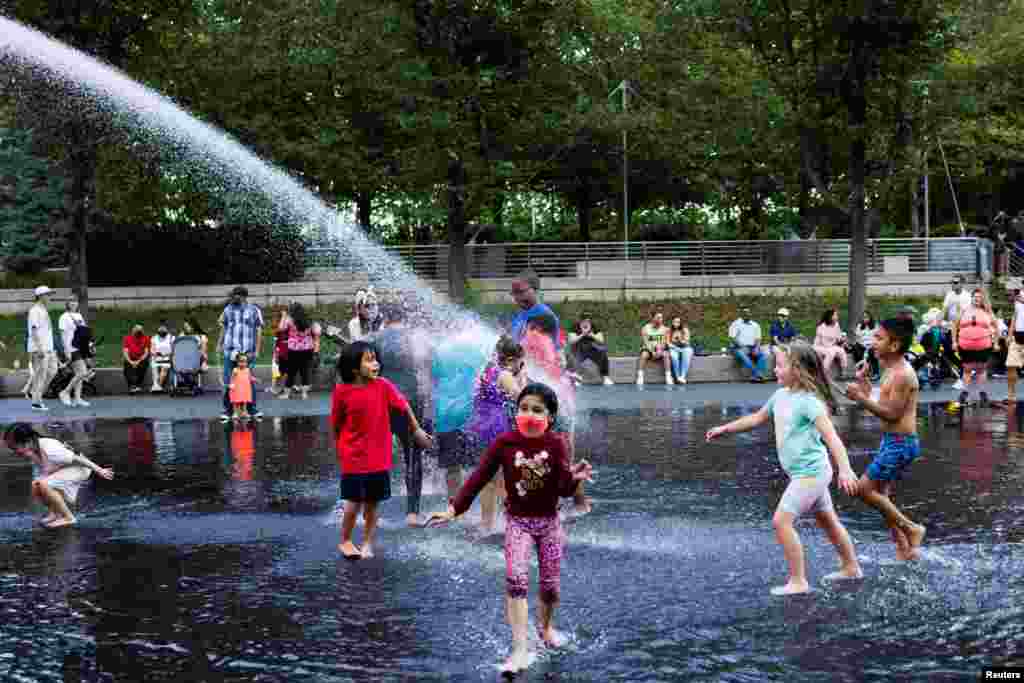 Los niños juegan en una fuente del parque Millennium, en Chicago, como parte de las actividades por el Día del Trabajo.&nbsp;