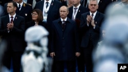 Predsednici Rusije i Srbije, Vladimir Putin i Tomislav Nikolić, prisustvuju vojnoj paradi u Beogradu
