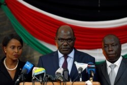 Mwenyekiti wa Tume ya Uchaguzi Kenya (IEBC) Wafula Chebukati (C), akiwa na makamu wake Connie Nkatha (kushoto) na Kamishna Paul Kurgat, Nairobi, Kenya, Oct. 25, 2017.