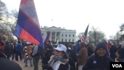 Người biểu tình trước của Nhà Trắng ở thủ đô Washington của Mỹ phản đối sự giải thể Đảng Cứu quốc Campuchia. Các nhà lập pháp của Liên minh châu Âu kêu gọi bãi bỏ quy chế ưu đãi về thuế quan 