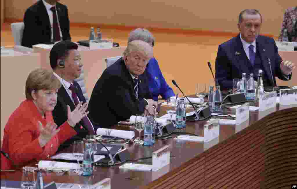 حواشی نشست سران گروه ۲۰&nbsp; در هامبورگ - سخنرانی آنگلا مرکل، صدراعظم آلمان در حضور روسای جمهور آمریکا و چین و ترکیه