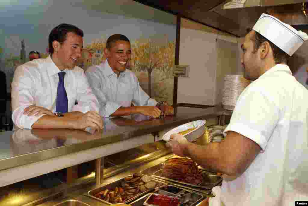 El mandatario, acompañado del candidato a senador Alexi Giannoulias, desayunaron en el restaurante Valois en Chicago, en octubre de 2010.