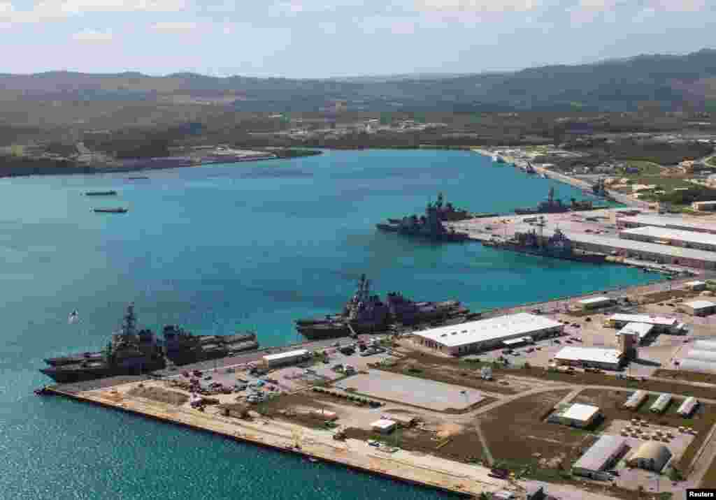 关岛的阿普拉港，军舰停泊在美国海军基地（2016年3月5日）。朝鲜战略火箭部队的司令8月10日对朝鲜官媒朝中社表示，平壤将在八月中旬拟定一项向美国位于西太平洋的领地关岛发射四枚中程导弹的计划。关岛有大量美军驻扎。