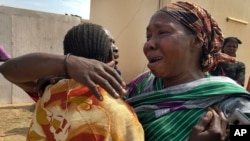 Des proches de six travailleurs humanitaires tués dans une embuscade, devant la morgue à Juba, au Soudan du Sud, le 27 mars 2017. 