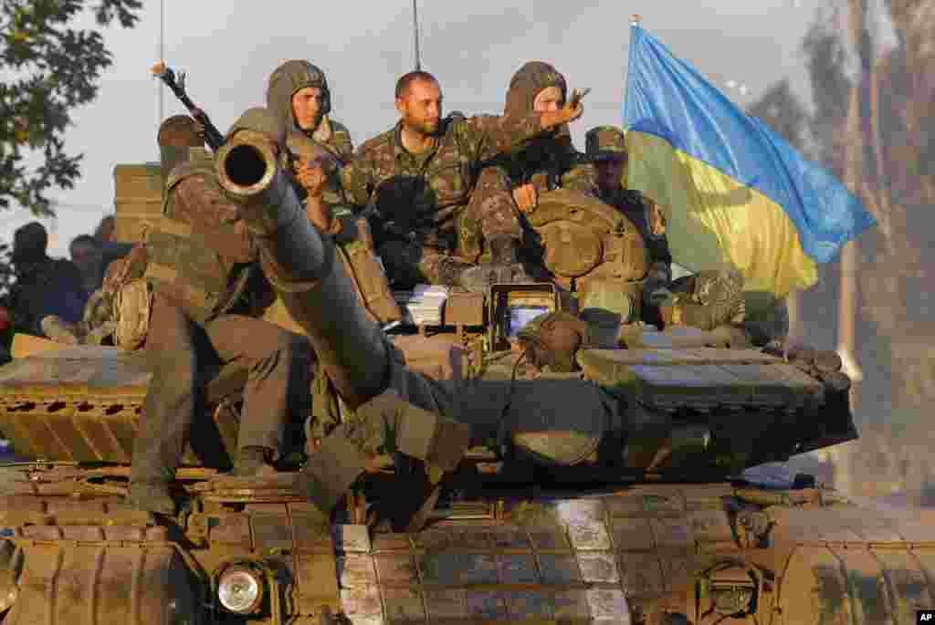 سربازان ارتش اوکراین تانکی را به سوی بندر ماریوپل هدایت می&zwnj;کنند &ndash; ماریوپل، ۱۴ شهریور ۱۳۹۳
