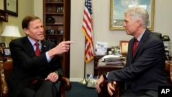 Le candidat à la Cour suprême Neil Gorsuch, à droite, rencontre le sénateur Richard Blumenthal au Capitole, le 8 février 2017.