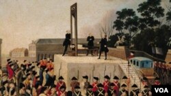 Edamları sürətləndirmək üçün inqilabçılar Joseph-Ignace Guillotine-in icad etdiyi və ixtiraçının şərəfinə adlandırılan "gilyotin"-dən istifadə edirdilər.