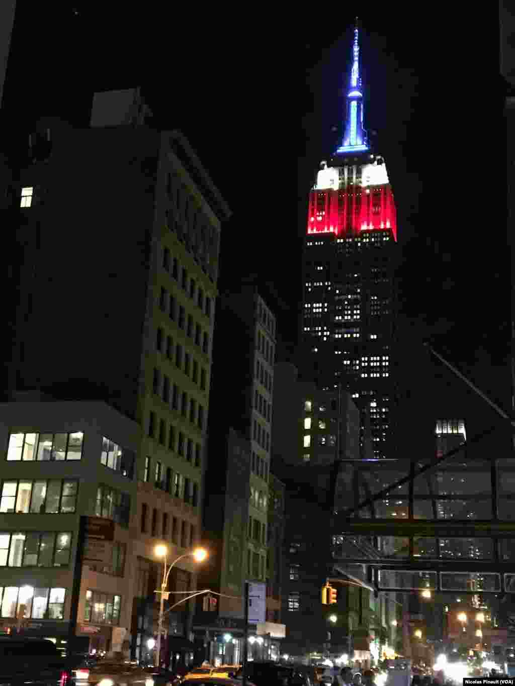 &nbsp;L&#39;Empire State Building s&#39;est illuminé aux couleurs des Etats-Unis pour ce jour historique. (VOA/Nicolas Pinault)