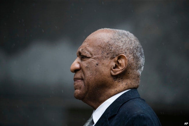 Bill Cosby exits the Montgomery County Courthouse after a mistrial in his sexual assault case in Norristown, Pennsylvania, June 17, 2017.