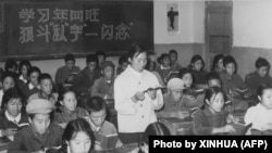 1967年11月，文革期间，北京高中生阅读毛泽东主席的《红宝书》。
