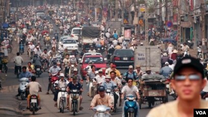 How does the Hanoi tourist cross the road? Very, very carefully