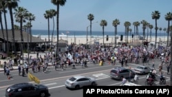 На пляжі Гантінтон біч зібрались сотні протестувальників, 1 травня 2020 року