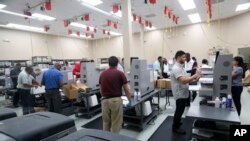 Pegawai Pengawas Pemilu Broward County menghitung surat suara dalam perhitungan ulang di Lauderhill, Florida, 14 November 2018.