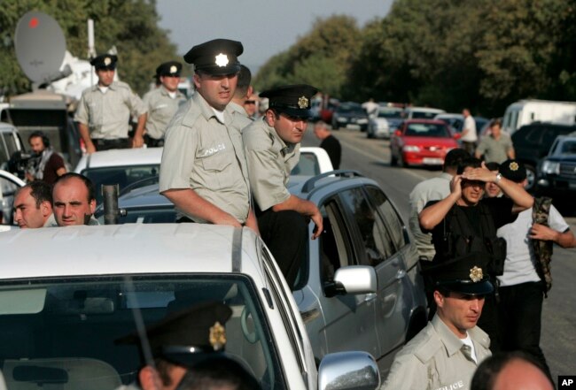 Sovetlərdən miras qalmış korrupsioner sistemdə köklü dəyişikliklər həyata keçirən Mixeil Saakaşvili ölkədə bütün polis qüvvəsini yeni kadrlarla əvəzlədi.