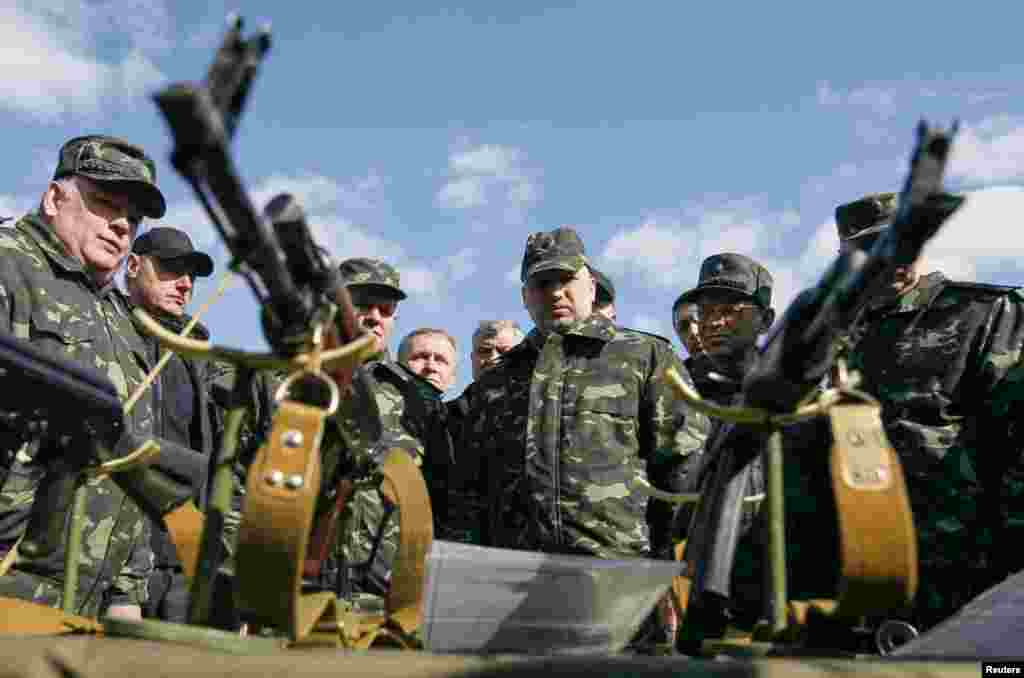 Исполняющий обязанности президента Украины Александр Турчинов во время посещения выставки боевой техники в Черниговской области