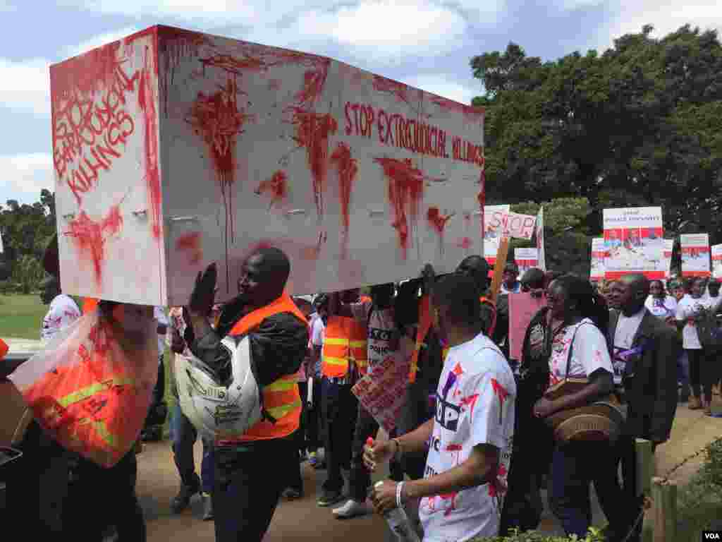 Protesters carry a mock coffin reading ‘Stop Extrajudicial Killings’ from Uhuru Park to the Supreme Court, in Nairobi, Kenya, July 4, 2016. (J. Craig/VOA) 