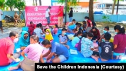 Kegiatan layanan dukungan psikososial bagi anak-anak oleh Save the Children Indonesia di salah satu lokasi pengungsian di Kota Kupang, Nusa Tenggara Timur, Selasa, 14 April 2021. (Foto: Save the Children Indonesia)
