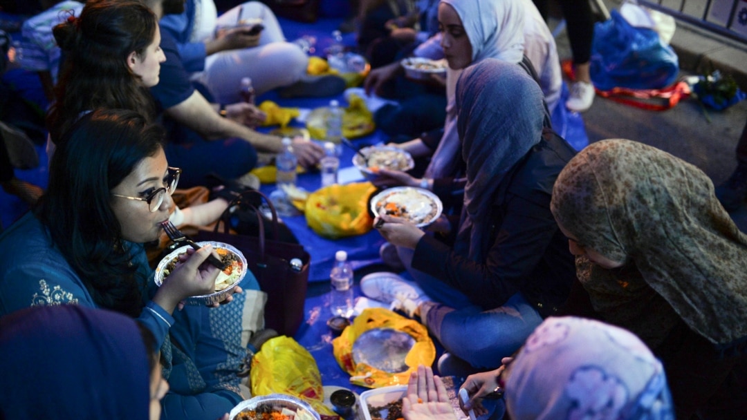 Hasil gambar untuk ilustrasi bulan ramadhan indonesia