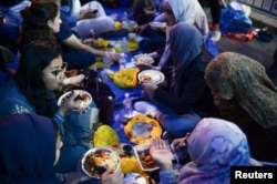 Warga Muslim berbuka puasa bersama di depan Trump Tower di Kota New York, 1 Juni 2017.