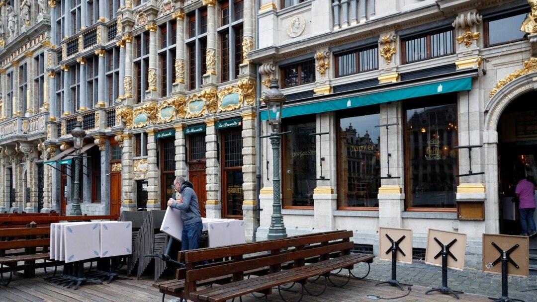 Radnik priprema baštu bara u centru Brisela, dok Belgija postepeno ublažava restrikcije uvedene zbog izbijanja koronavirusa.