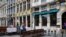Nhân viên sắp xếp bàn ghế ngoài trời ở một quán bar ở thủ đô Brussels sau khi Bỉ dỡ phong tỏa