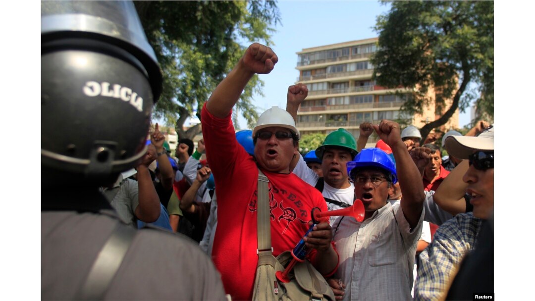 Pekerja pertambangan di pabrik peleburan Doe Run Peru melakukan protes di depan Kementerian Tenaga Kerja di Lima untuk menuntut pemerintah Peru menyelamatkan pekerjaan mereka di pabrik peleburan logam La Oroya yang ditutup di Andes, 19 April 2012, sebagai ilustrasi. (Foto: Reuters)