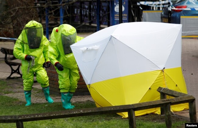 Carpa forense cubre el banco donde Sergei Skripal y su hija Yulia fueron encontrados, en el centro de Salisbury, Gran Bretaña, el 8 de marzo de 2018.